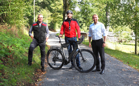 Erster Kreisbeigeordneter Jannik Marquart, Radverkehrsbeauftragter Elmar Sachs und Forstamtsleiter Christian Münch (von rechts) machten sich gemeinsam ein Bild von neu gestalteten Kulturradweg „Perlen der Jossa“.