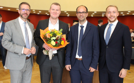 Glückwünsche vom Kreistagsvorsitzenden Markus Jung (Zweiter von rechts) im Namen der Fraktionen: Landrat Thorsten Stolz, Kreisbeigeordneter Jakob Mähler und Erster Kreisbeigeordneter Jannik Marquart bilden ab Januar den hauptamtlichen Kreisausschuss (von links).