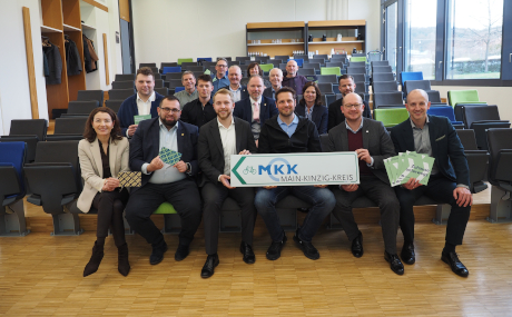 Bei der Unterzeichnung der Vereinbarung zur Umsetzung von Mobilitätsstationen im Main-Kinzig-Kreis nahmen zahlreiche Vertreterinnen und Vertreter der Kommunen im Main-Kinzig-Kreis teil. In der vorderen Reihe von links): Monika Böttcher (Bürgermeisterin Maintal), Waldemar Gogel (Bürgermeister Freigericht), Kreisbeigeordneter und Verkehrsdezernent Jannik Marquart, Elmar Sachs (Radverkehrsdezernent Main-Kinzig-Kreis), Rouven Kötter (Erster Beigeordneter und Mobilitätsdezernent des Regionalverbandes) und Dominik Brasch (Bürgermeister Bad Soden-Salmünster). / Foto: Kreispressestelle